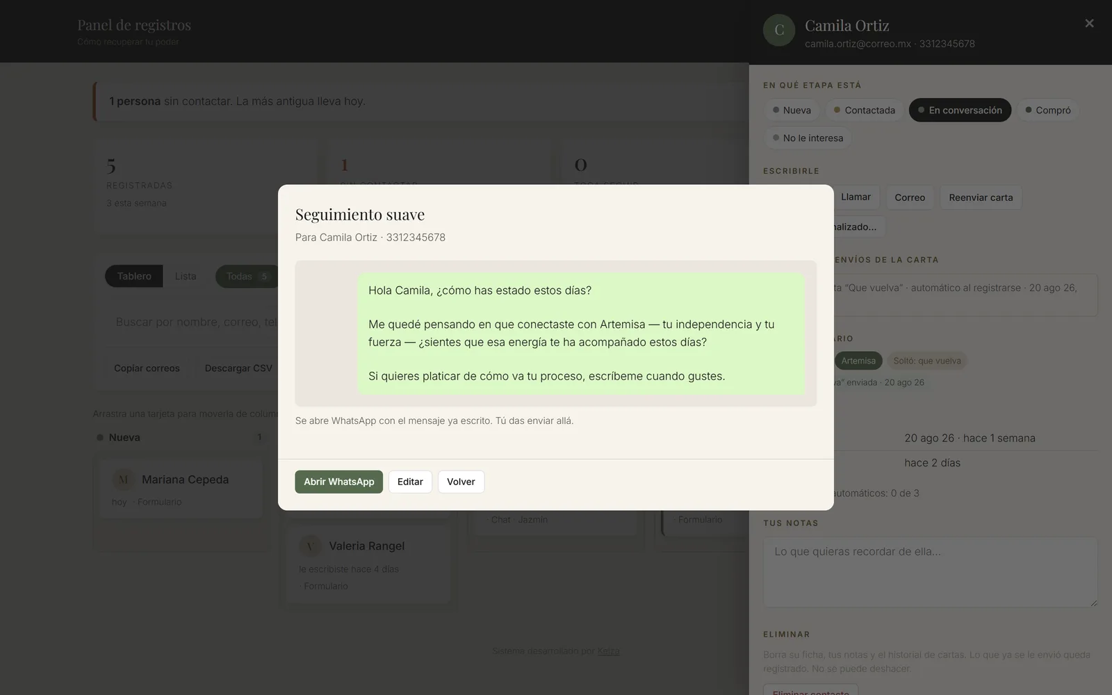 El sistema de Recupera tu Poder redactando un WhatsApp de seguimiento para una interesada: cita su arquetipo y le pregunta cómo ha estado, con el botón «Abrir WhatsApp» listo para mandarlo tal cual, y detrás el tablero completo con el resto de las interesadas.