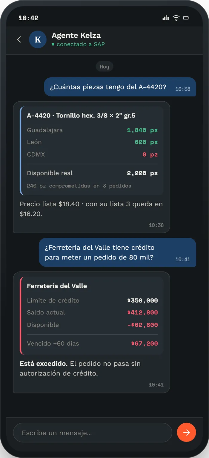 Chat en el celular: un vendedor pregunta la existencia de un artículo y el agente responde con el stock por almacén y el precio; luego pregunta por el crédito de un cliente y el agente advierte que está excedido.